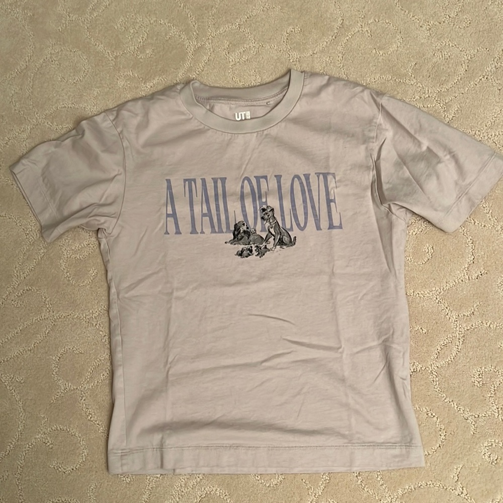 Disney Uniqlo T-shirt  “A tail of love” size XS.cleaned